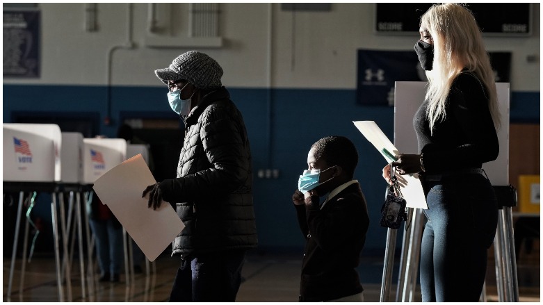 Residents of Baltimore City line up to cast their votes at Carver Vocational Technical School, Nov. 3, 2020. (PHoto: AFP/J. Countess)