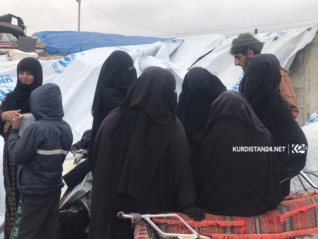 515 kes ji kampa Holê hatin derxistin