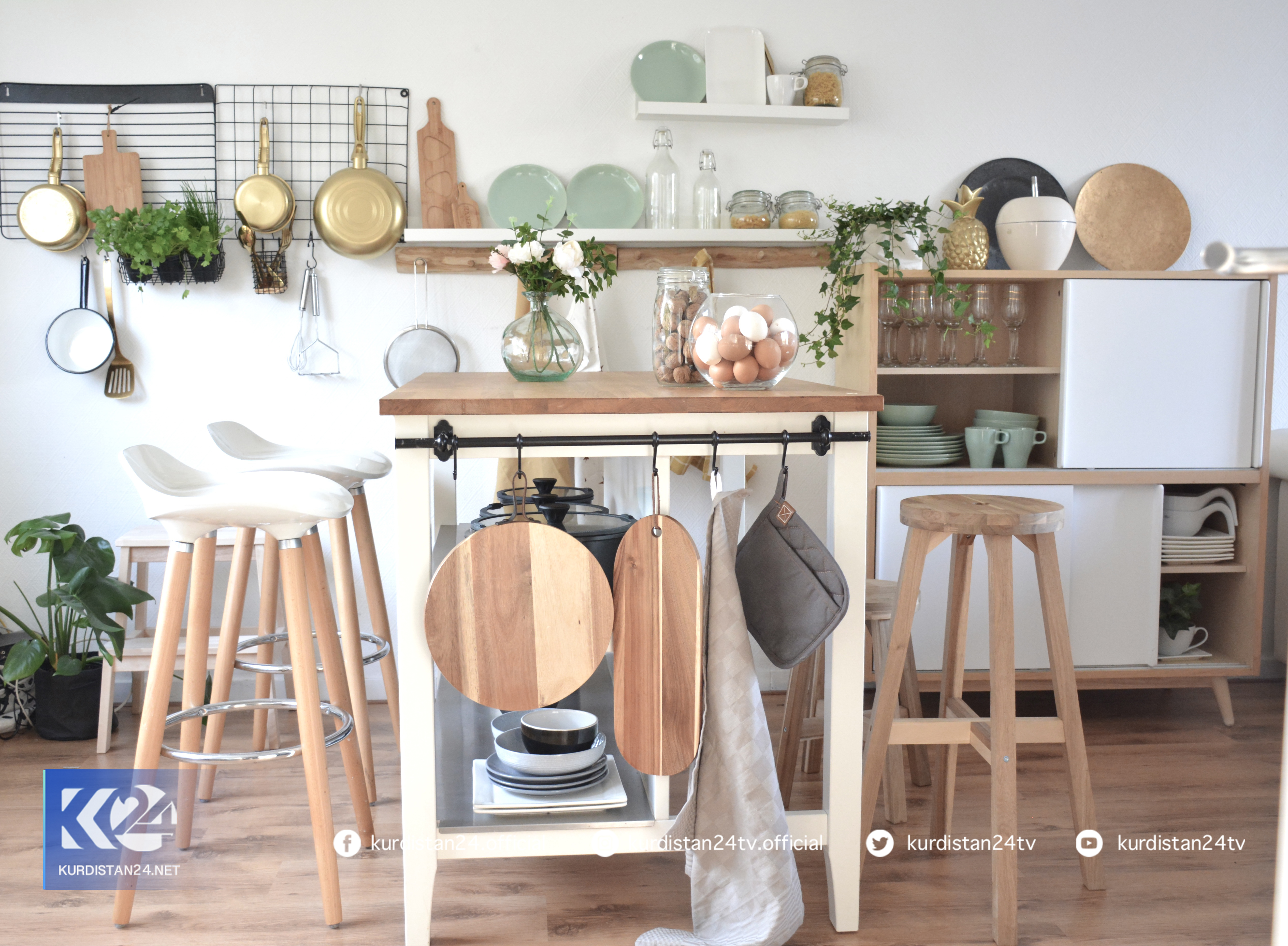 خانمێكی ده&zwnj;ستڕه&zwnj;نگین له&zwnj; كه&zwnj;لوپه&zwnj;لی فڕێدراو كاری ده&zwnj;ستی ناوازه&zwnj; دروست ده&zwnj;كات