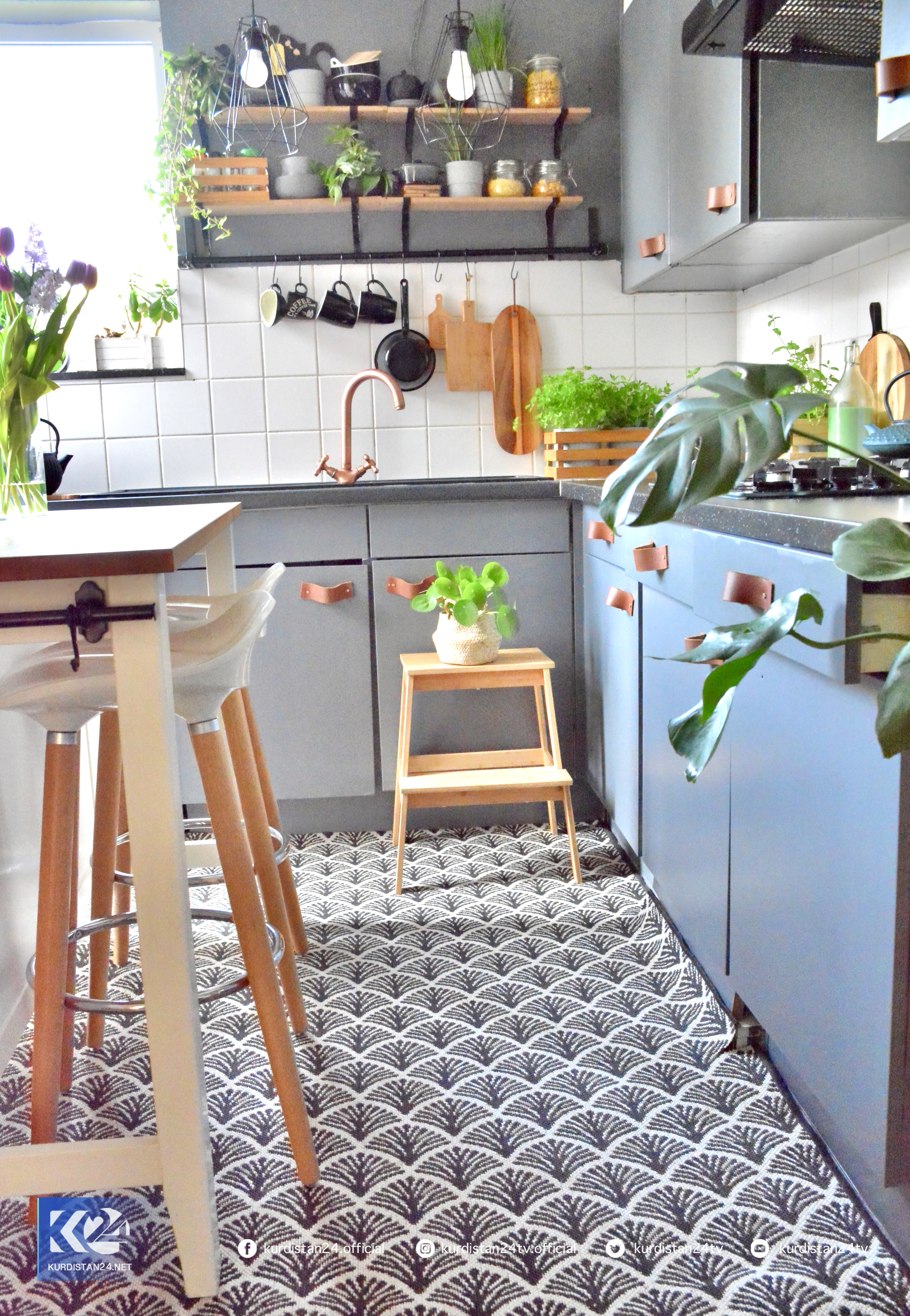 خانمێكی ده&zwnj;ستڕه&zwnj;نگین له&zwnj; كه&zwnj;لوپه&zwnj;لی فڕێدراو كاری ده&zwnj;ستی ناوازه&zwnj; دروست ده&zwnj;كات