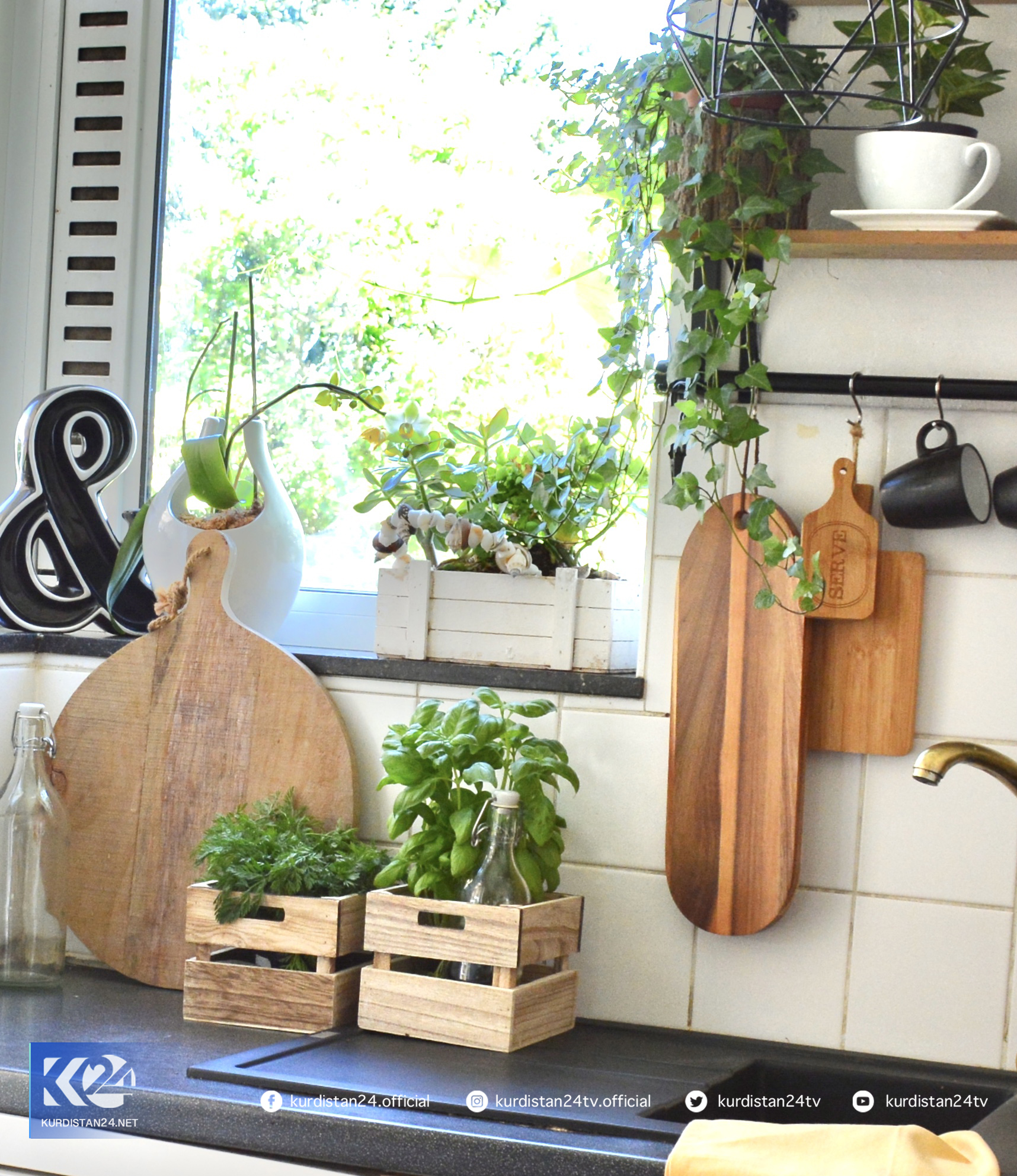 خانمێكی ده&zwnj;ستڕه&zwnj;نگین له&zwnj; كه&zwnj;لوپه&zwnj;لی فڕێدراو كاری ده&zwnj;ستی ناوازه&zwnj; دروست ده&zwnj;كات