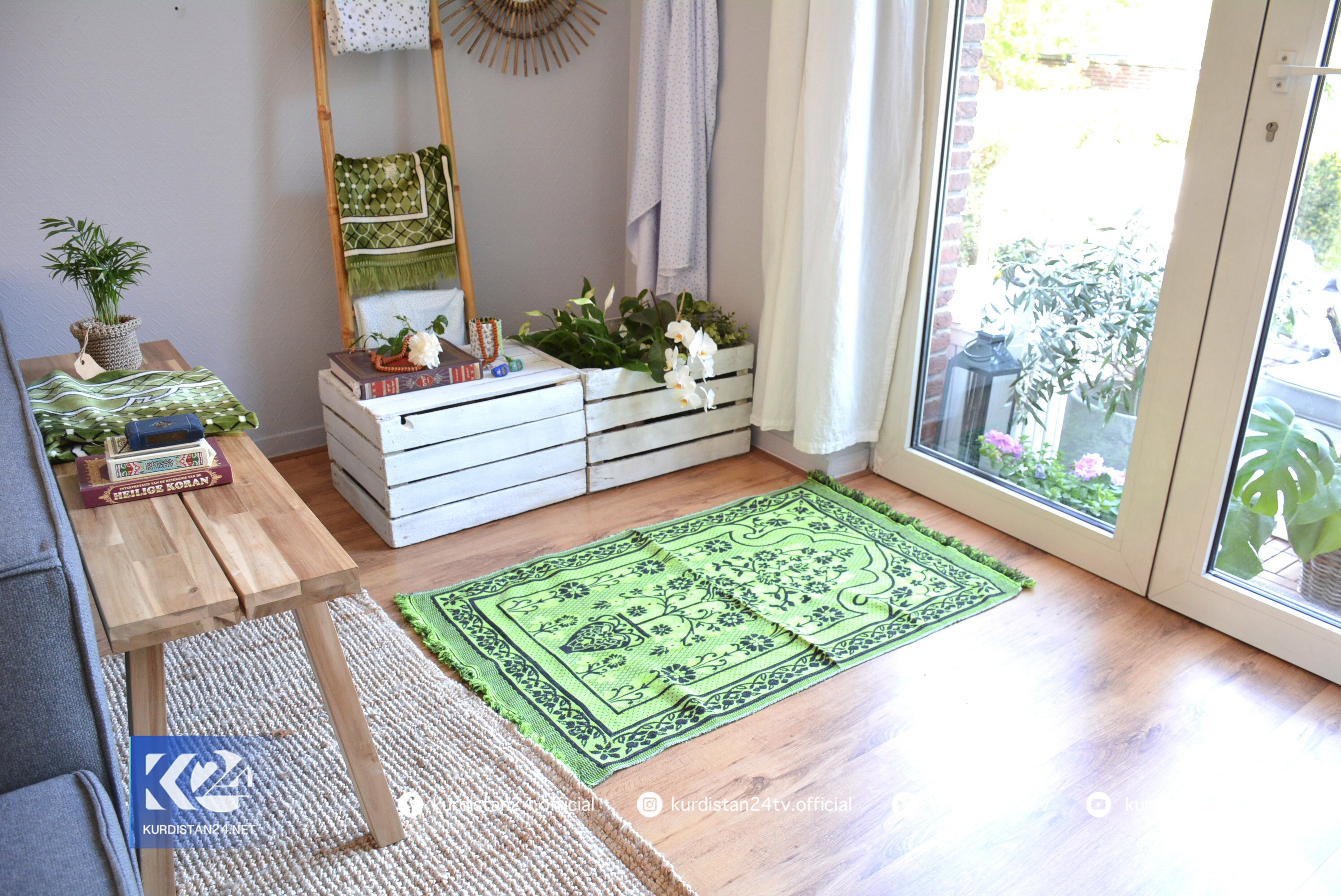 خانمێكی ده&zwnj;ستڕه&zwnj;نگین له&zwnj; كه&zwnj;لوپه&zwnj;لی فڕێدراو كاری ده&zwnj;ستی ناوازه&zwnj; دروست ده&zwnj;كات