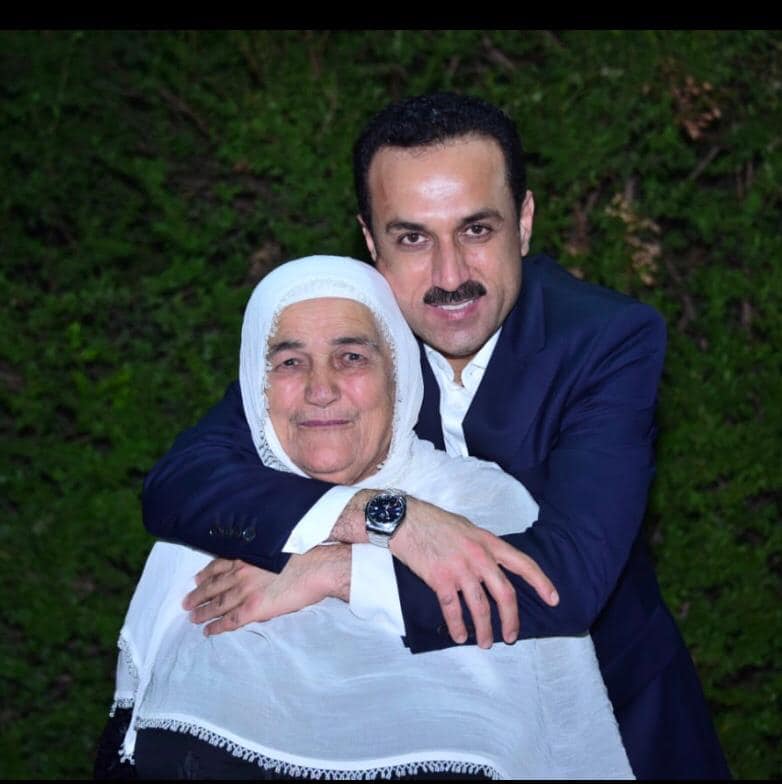 ئومێد خۆشناو، ئه‌م وێنه‌یه‌ی له‌گه‌ڵ دایكی بڵاوكردووه‌ته‌وه‌ و ده‌ڵێت: ئه‌و ڕۆژه‌ی لێی ده‌ترسام هات، ئه‌و ساته‌ی ته‌مه‌نای بینینم نه‌ده‌کرد بینیم