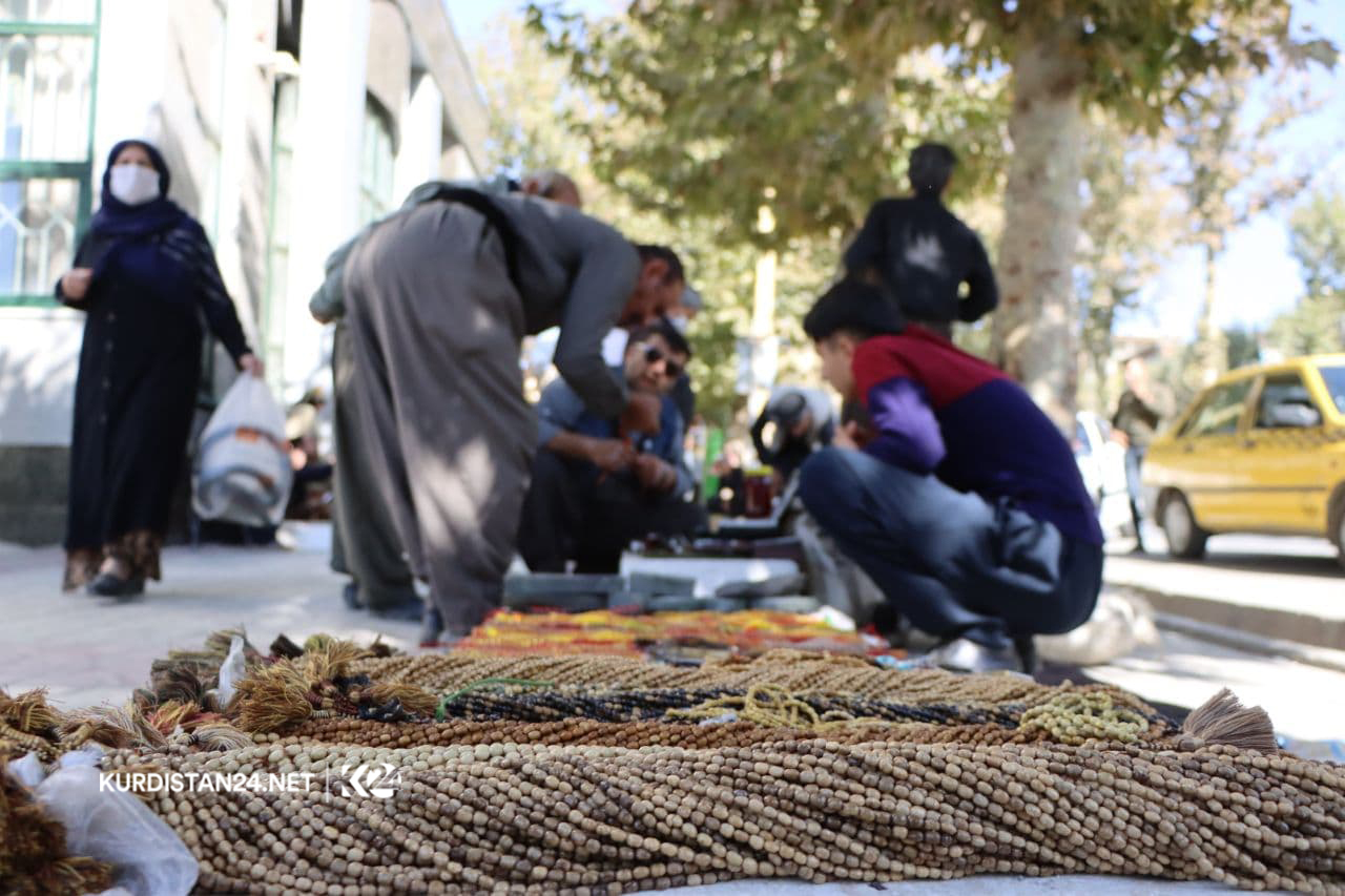 بە وێنە... بازاڕی تەسبیح و چەقۆ فرۆشانی مەریوان