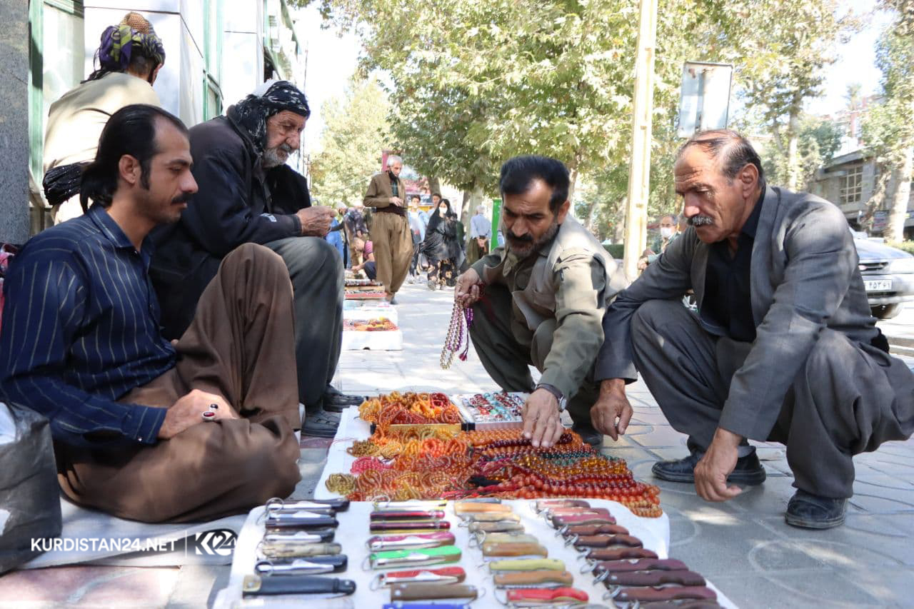 بە وێنە... بازاڕی تەسبیح و چەقۆ فرۆشانی مەریوان
