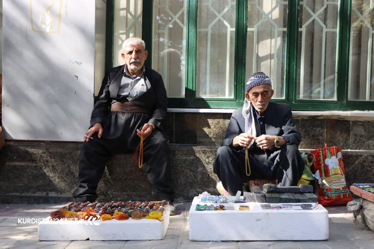 بە وێنە... بازاڕی تەسبیح و چەقۆ فرۆشانی مەریوان
