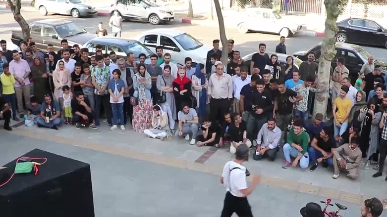 شانۆی سەر شەقام لە سنە