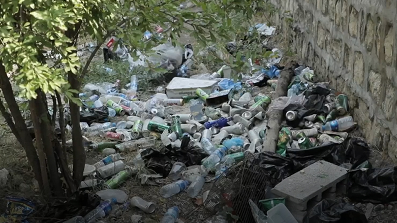 فڕێدانی زبڵ و خاشاک لە شوێنە گەشتیارییەکاندا 