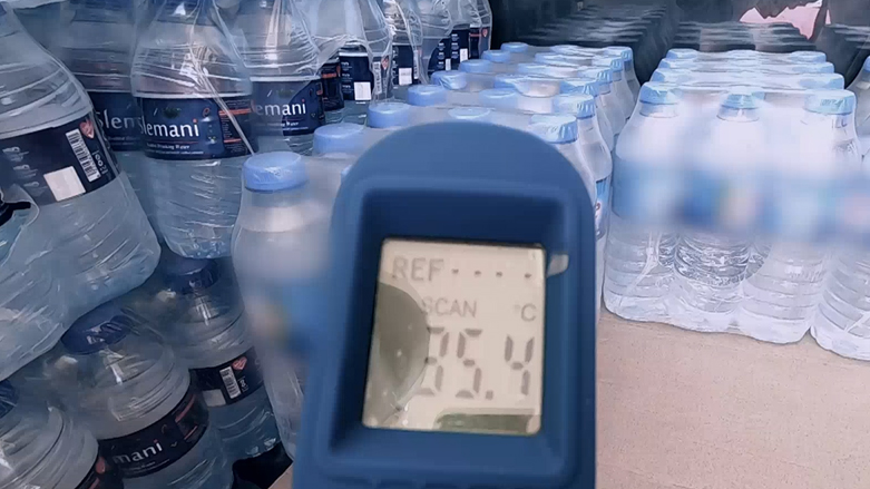 ده‌به‌ی ئاوی كانزایی له‌به‌ر هه‌تاو چی به‌سه‌ر دێت؟ ئایا بۆ خواردنه‌وه‌ گونجاوه‌؟