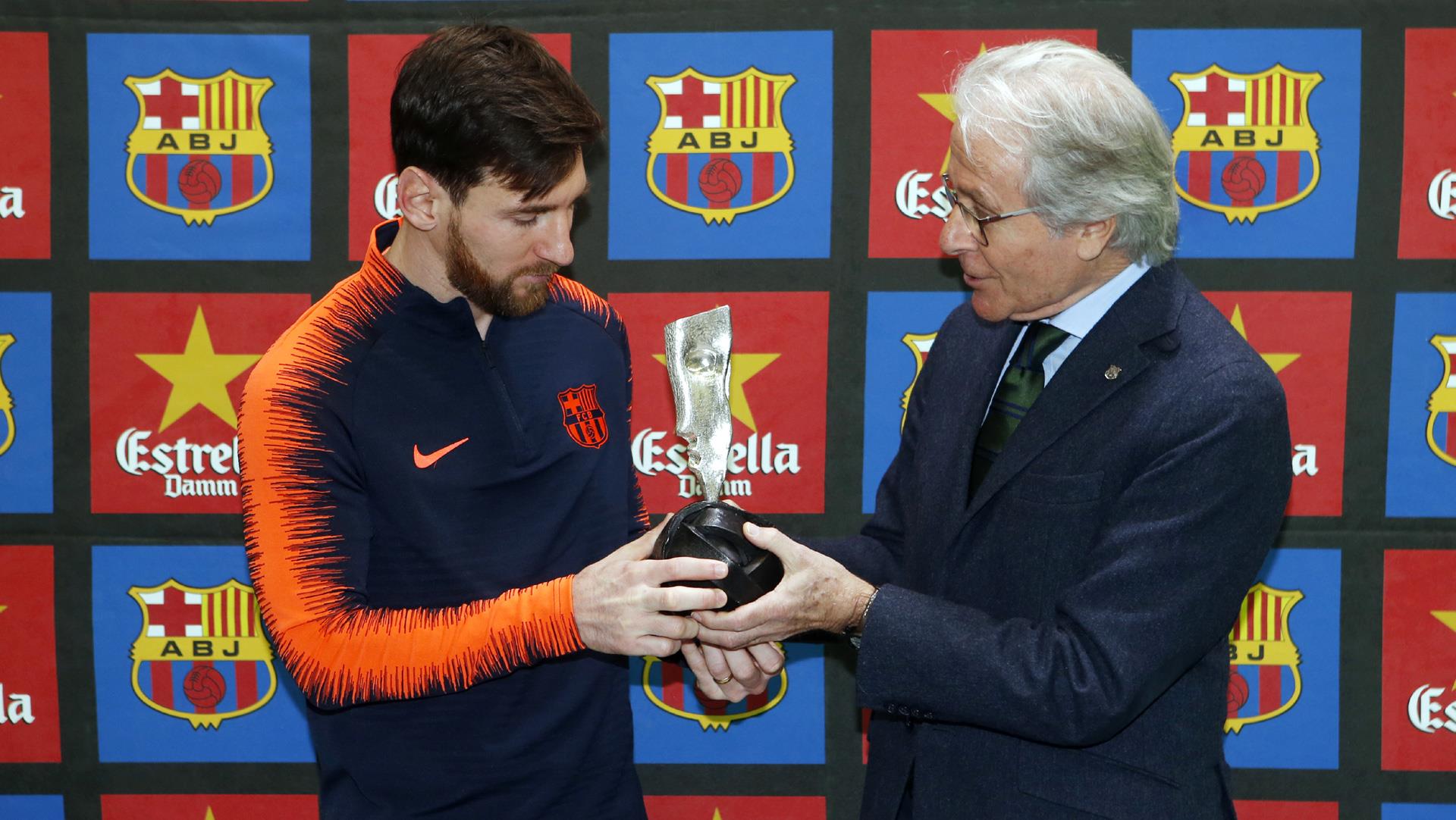 مێسی لە کاتی وەرگرتنی خەڵاتەکە