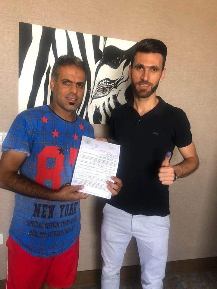 وێنەی هەردی سیامەند لە کاتی واژووکردنی گرێبەستەکەی لەگەڵ یانەی نەفت