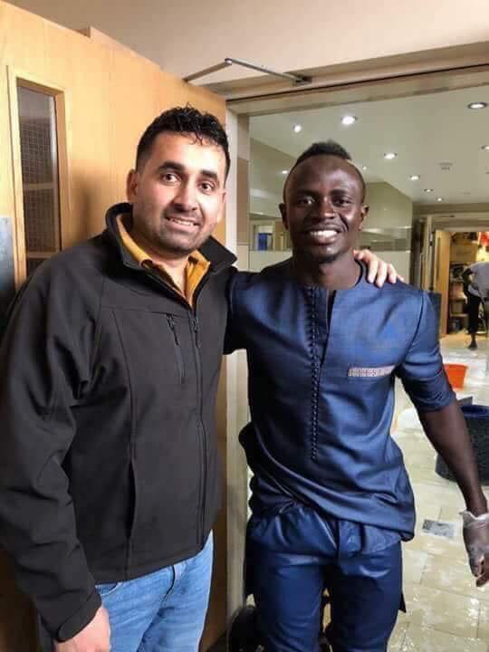 وێنەی سادیۆ مانێ لەگەڵ گەنجێکی کورد لە کاتی پاککردنەوەی مزگەوتێکی شاری لیڤەرپوول