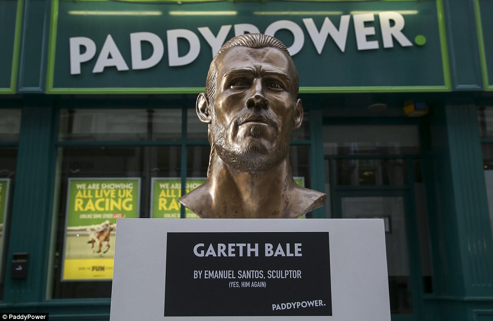 پەیکەرە بڕۆنزییەکەی گاریس بەیل