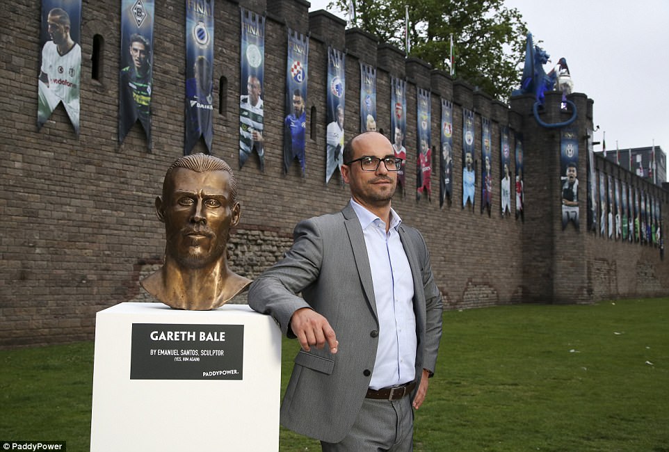 پەیکەرە بڕۆنزییەکەی گاریس بەیل