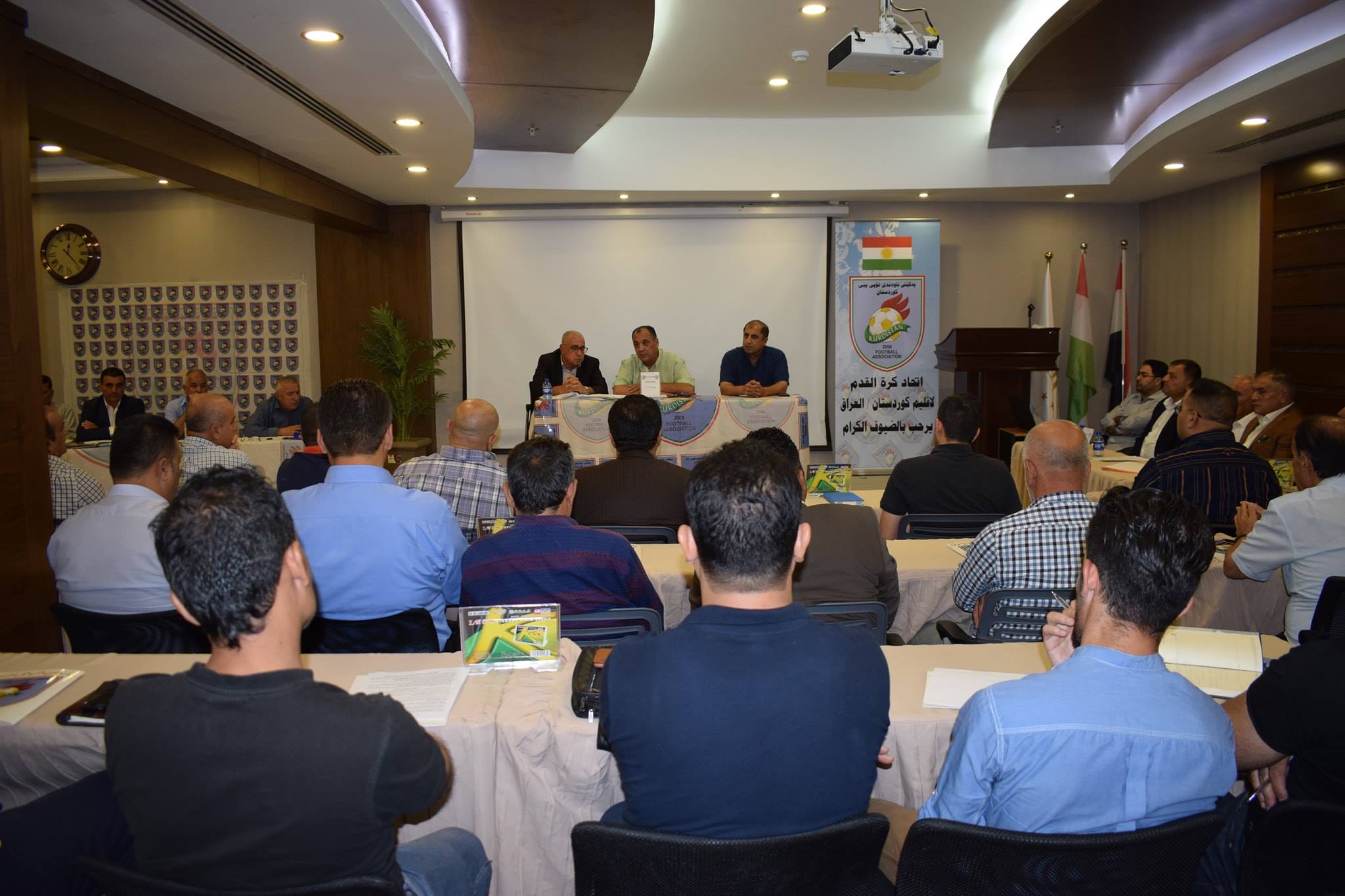 گرتەیەکی کۆبوونەوەی یانە نایابەکان لەگەڵ فیدراسیۆنی تۆپی پێی کوردستان