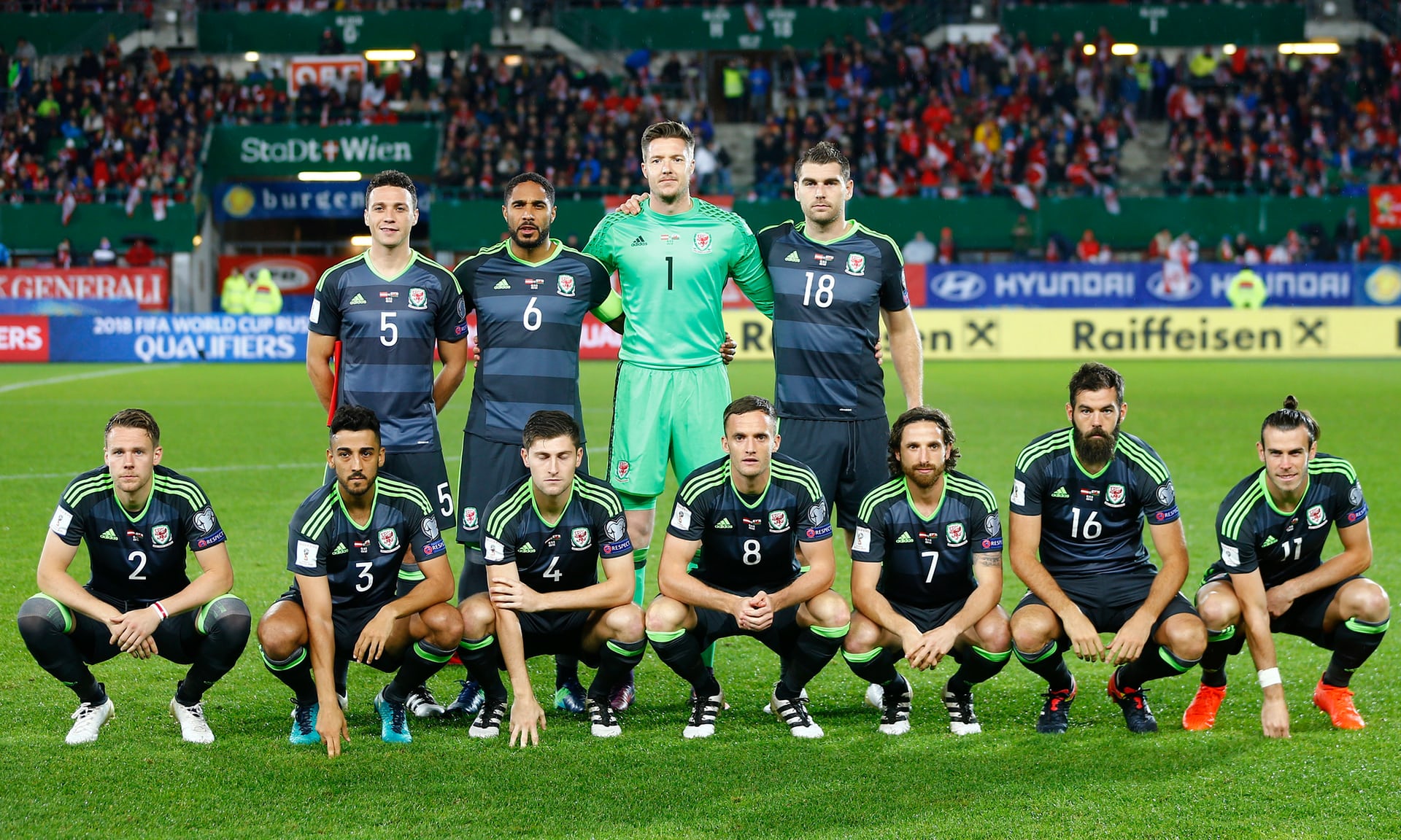 ستایلە جیاوازەکەی یاریزانانی هەڵبژاردەی وێلز لەکاتی وێنەگرتن