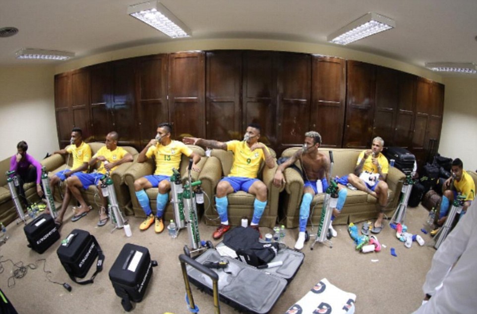 یاریزانانی هەڵبژاردەی بڕازیل دوای یارییەکەیان بەرامبەر پیڕۆ