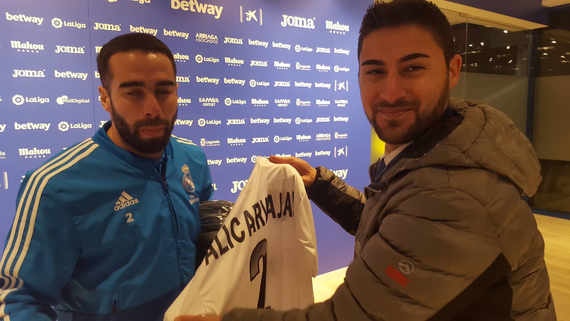 دانی کارڤاخال لە کاتی واژۆکردنی درێسەکەی