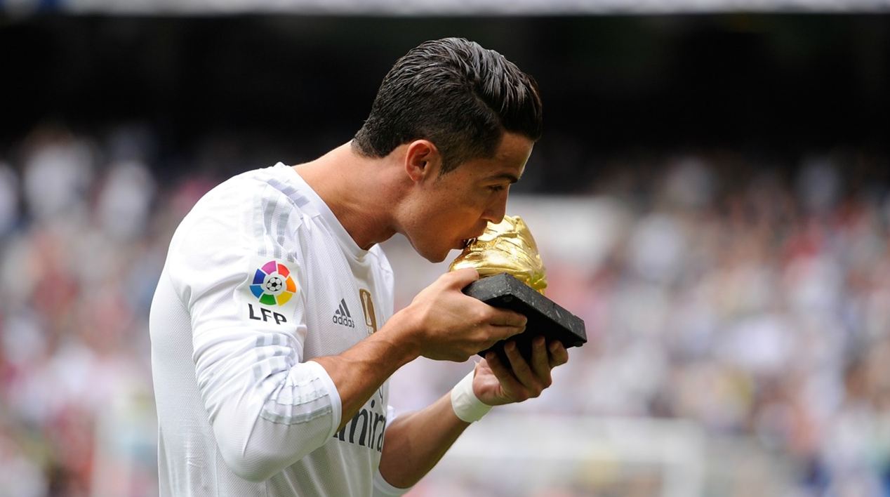 كریستیانۆ رۆناڵدۆ، ئه‌ستێره‌ی پورتوگالی یانه‌ی ریال مه‌درید له‌ كاتی بردنه‌وه‌ی خه‌ڵاتی پێڵاوی زێرین