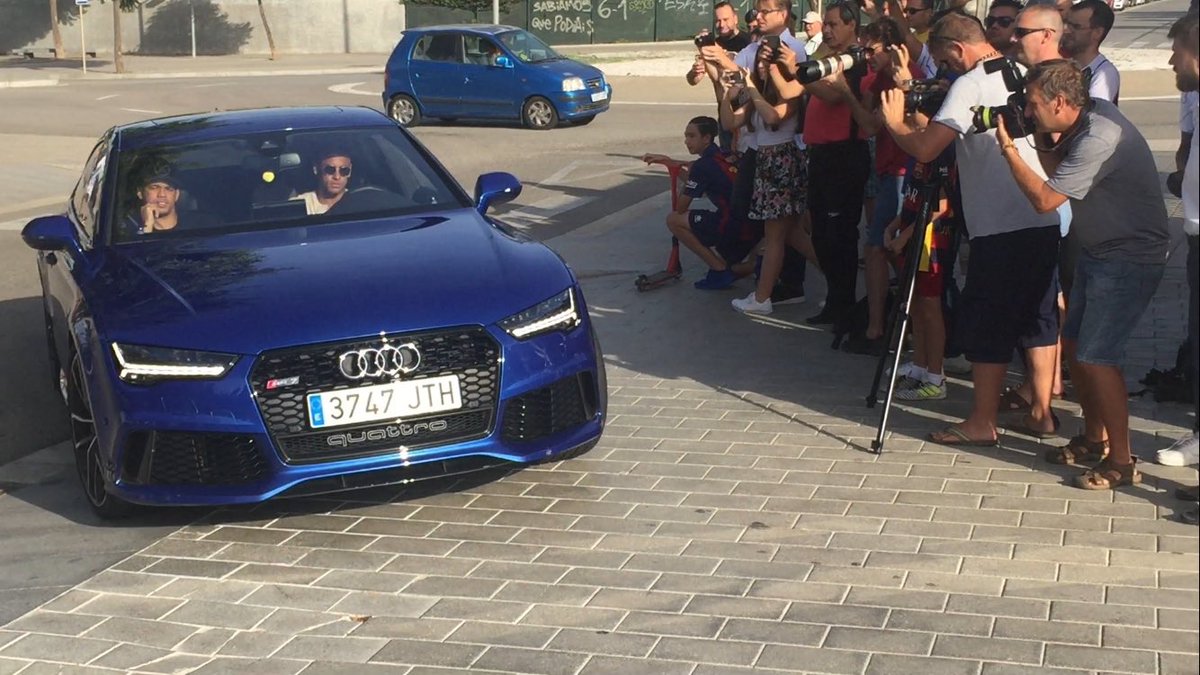 نییمار لە کاتی گەیشتنی بە شوێنی راهێنانەکانی بارسێلۆنا