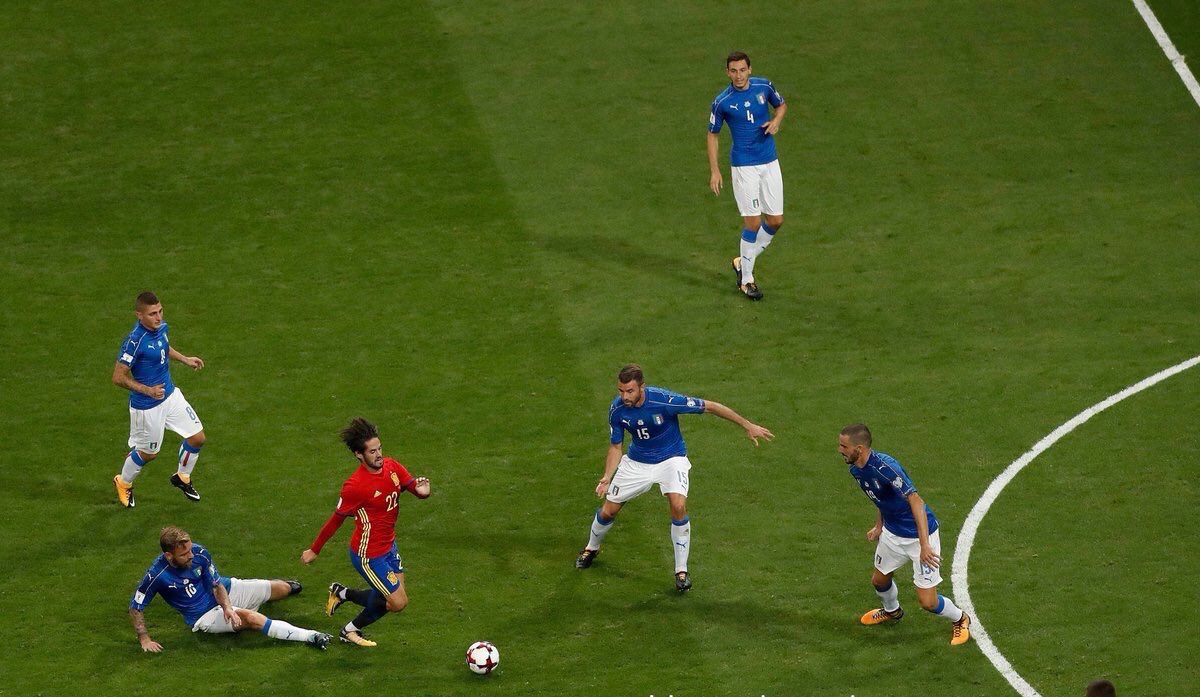 ئیسکۆ لە نێوان یاریزانانی ئیتاڵیا