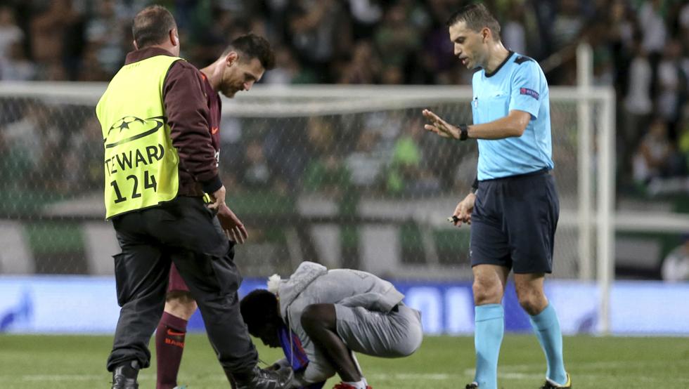 هاندەرێکی پۆرتوگاڵی پێی مێسی ماچکرد