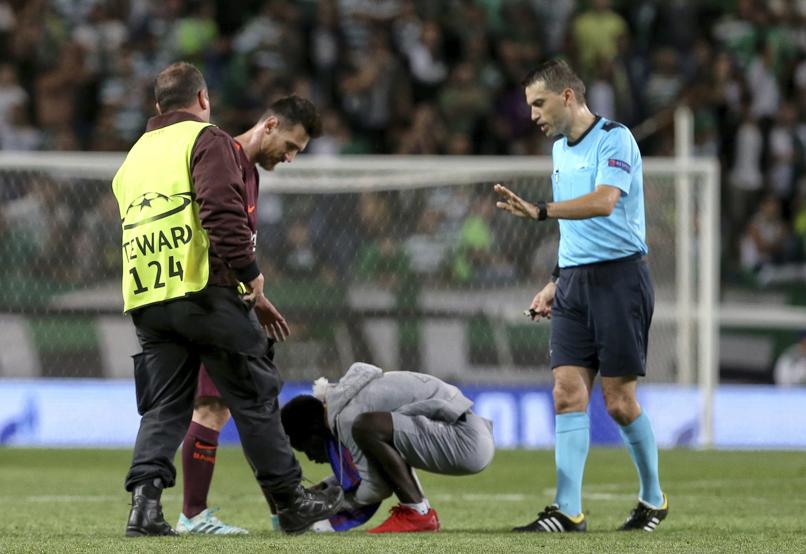 هاندەرێکی پۆرتوگاڵی پێی مێسی ماچکرد