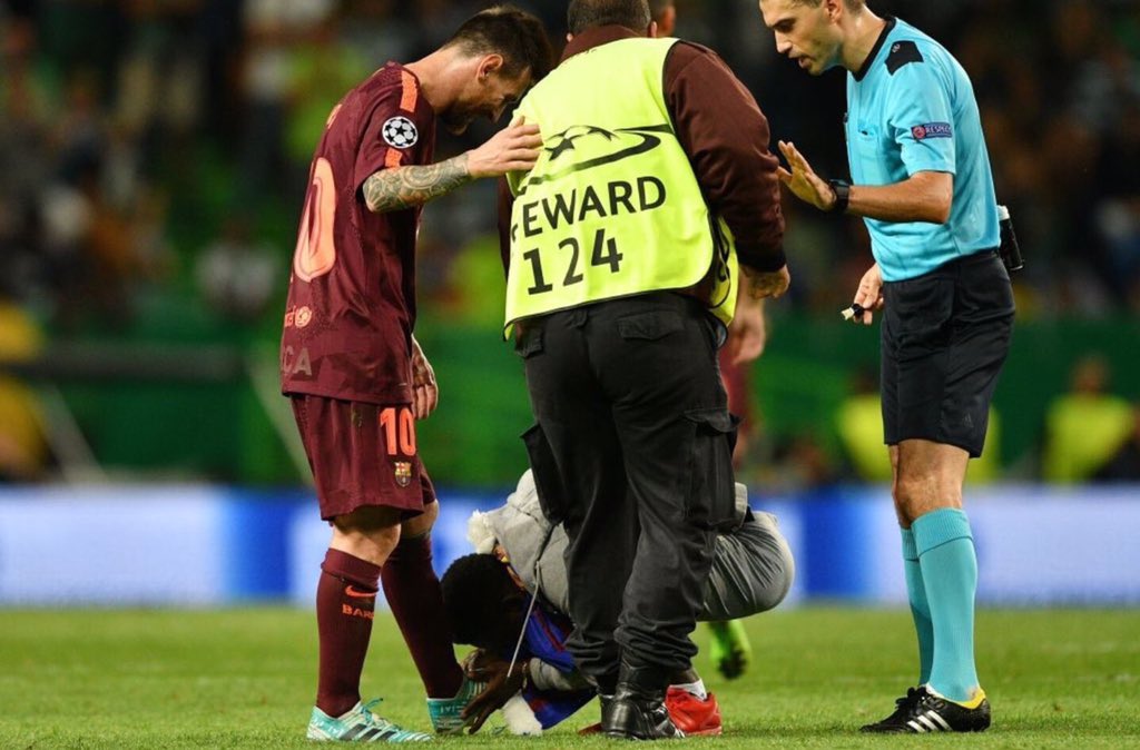 هاندەرێکی پۆرتوگاڵی پێی مێسی ماچکرد