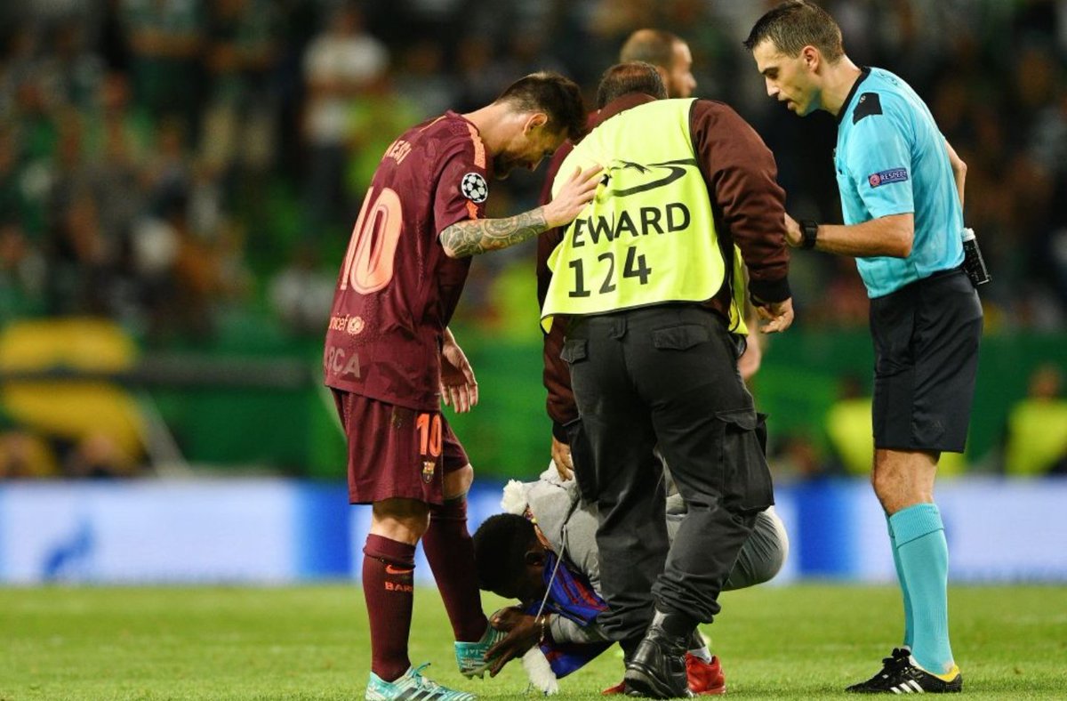 هاندەرێکی پۆرتوگاڵی پێی مێسی ماچکرد