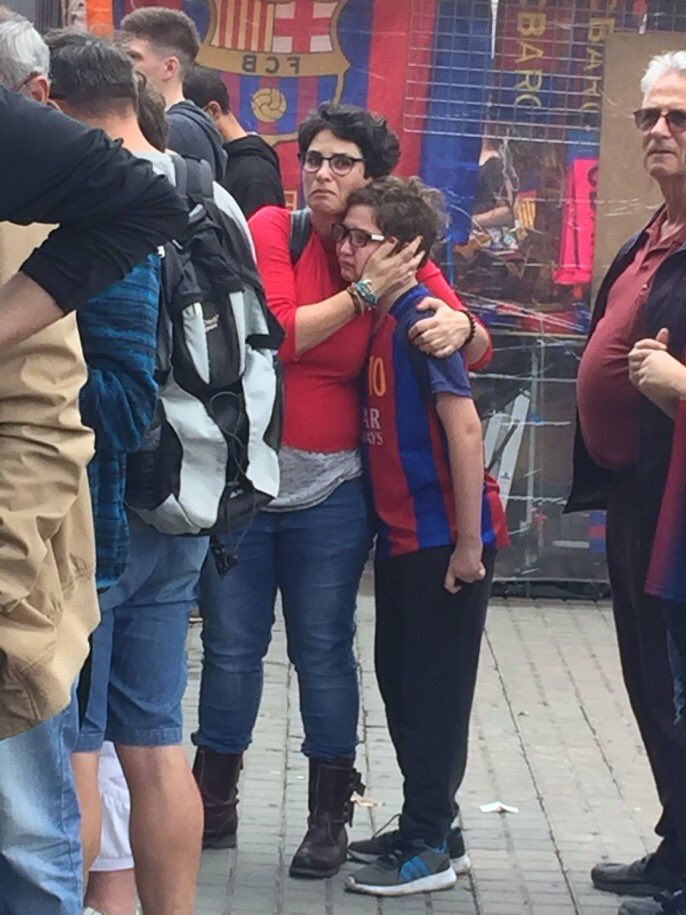 گریانی هاندەرێکی بارسێلۆنا بەهۆی رێگەنەدانی هاندەران بۆ چوونە ناو یاریگەی کامپ نوو