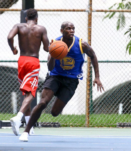 پۆگبا لە کاتی ئەنجامدانی یاریی باسکە