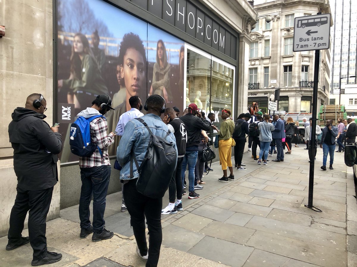 هەزاران کڕیاری درێسی نەیجیریا بۆ مۆندیالی 2018