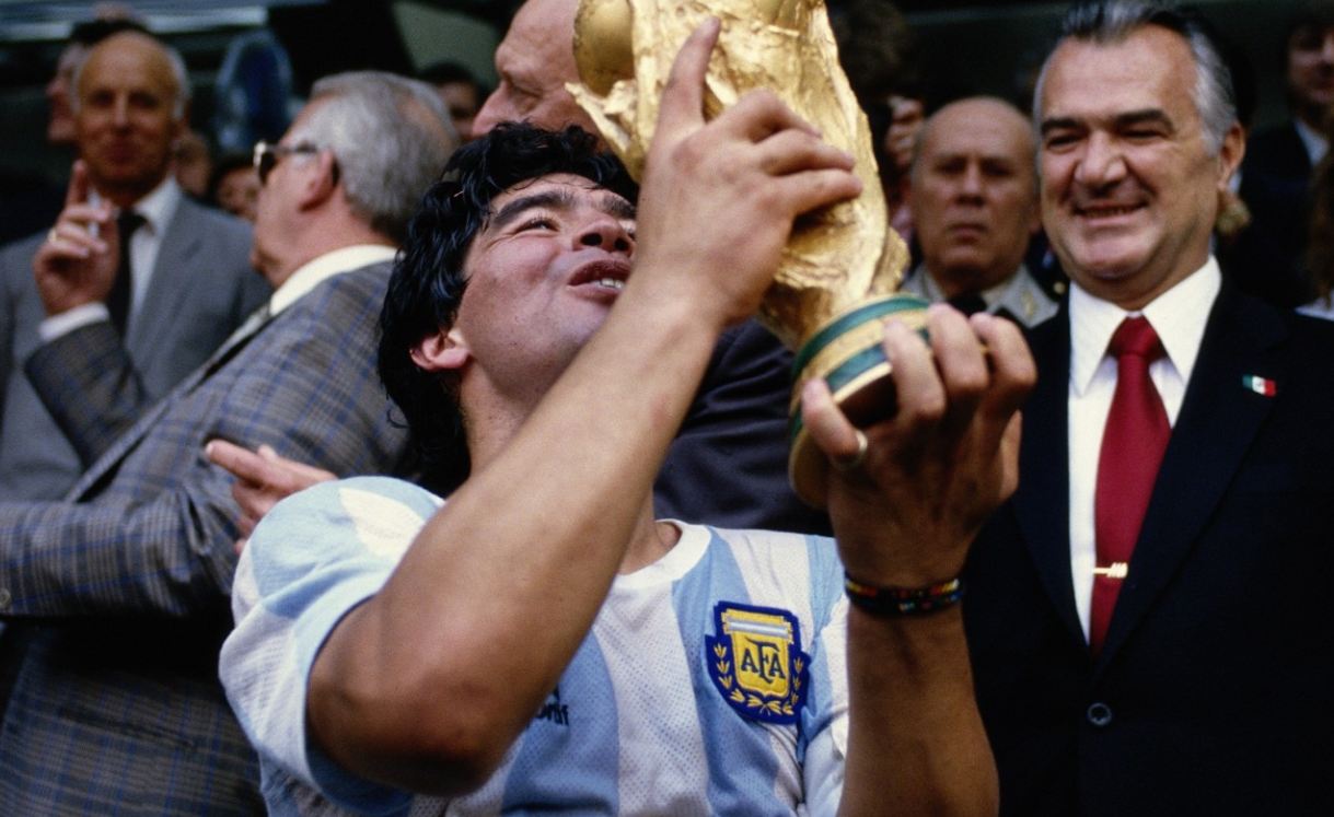 دیێگۆ ئه‌رماندۆ ماڕادۆنا له‌ كاتی بردنه‌وه‌ی ناسناوی مۆندیالی 1986