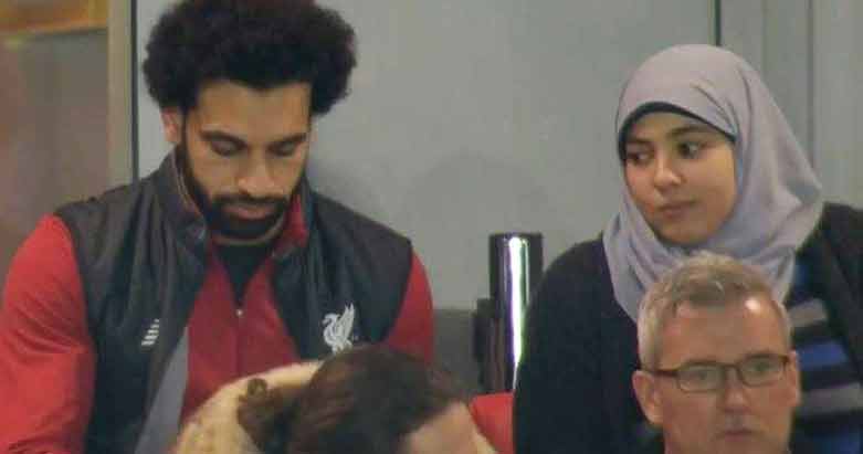 محه‌مه‌د سه‌ڵاح له‌گه‌ڵ خێزانه‌كه‌ی له‌سه‌ر په‌یژه‌ی یاریگه‌ی ئانفیڵدی تایبه‌ت به‌ یانه‌ی لیڤه‌رپوول