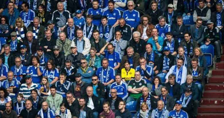 ستیفانی ئادەم پاپ، ئه‌و خانمه‌ تاقانه‌ی كه‌ له‌نێو ئایۆڕای هانده‌رانی شالكێ دانیشتووه‌