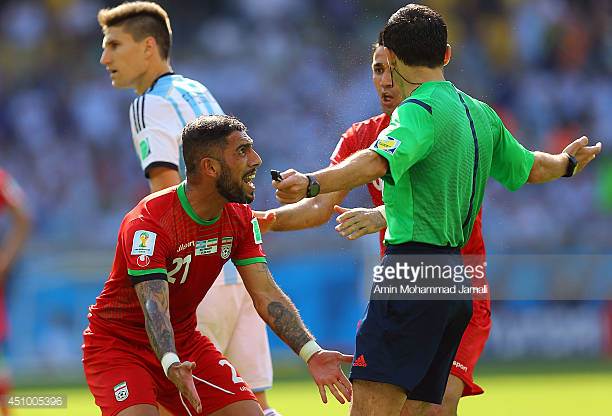ناڕه‌زایی یاریزانانی هه‌ڵبژارده‌ی ئێران له‌ دژی مازیچی ناوبژیوانی سڕبی له‌ مۆندیالی 2014