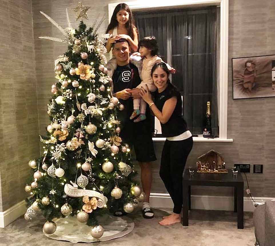 ماركۆس رۆخۆ به‌رگریكاری مانچێسته‌ر یونایتد هاوشانی خێزان و منداڵه‌كه‌ی ئاماده‌كاری بۆ كریسمه‌س ده‌كه‌ن