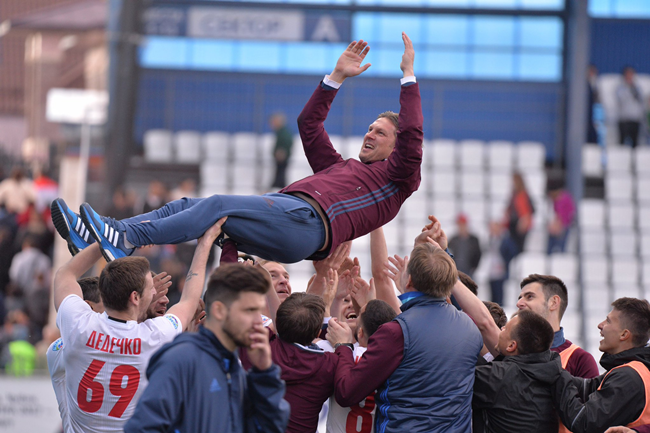 خۆشی یاریزانان و راهێنەری خابارۆڤسک