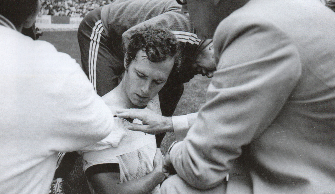 فرانز بیکنباوەر سەرەڕای شکانی شانی لە مۆندیالی 1970 لە یاریکردن بەردەوام بوو