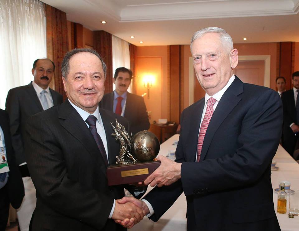 Barzani, ABD'nin yeni Savunma Bakanı James Mattis'le yaptığı görüşme sonrasında Mattis'e Peşmerge biblosu hediye etti.