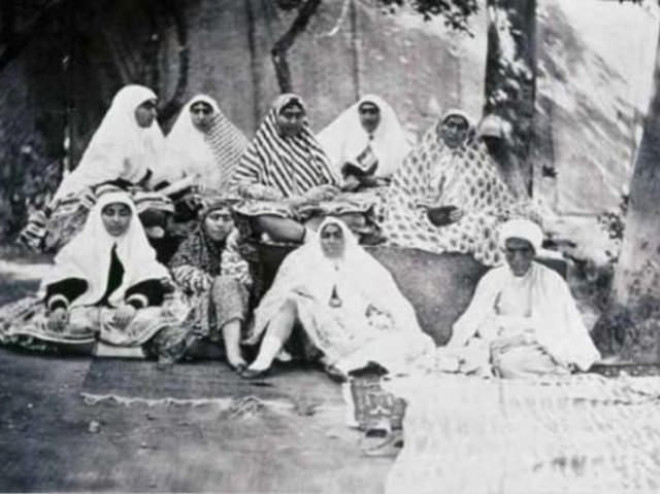 30 Nisan 1896'da Şah'ın reformlarına karşı çıkan ve onu adaletsizlikle suçlayan Mirza Reza Kermani, Shah Abdol Azim tapınağında Nasır-al-Din Şah'ı öldürdü