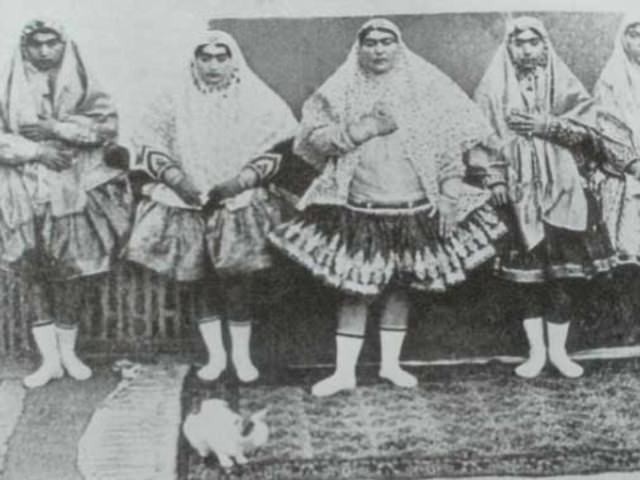 Bugüne kadar günlük tutan ve bunları yayınlayan ilk hükümdar olan Nasıreddin Şah, sadece 100'den fazla kadının bulunduğu haremiyle değil, reform tutkunu yanıyla da anılıyor.