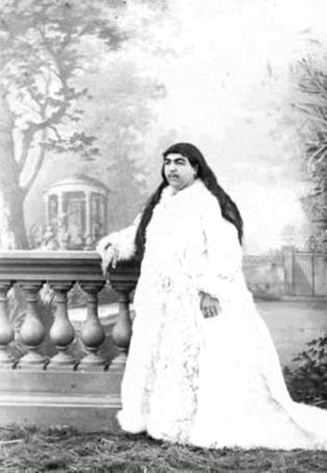 Avrupa'yı ziyaret eden ilk modern Pers hanedanı olarak da tarihte yerini alan Nasıreddin Şah, Persçe, Almanca, Fransızca ve Felemenkçe dillerini biliyordu.