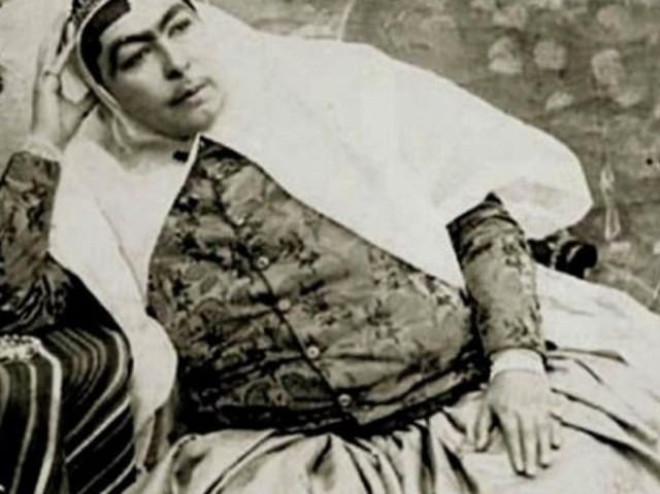 O dönem, Pers kadınları, hayatlarının en modern zamanlarını yaşarken, haremde değişik bir de kural vardı. Kadınların yüzlerindeki kılları almaları yasaktı.