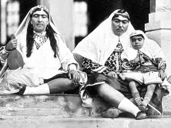 İlk fotoğrafçılık deneyimini yaşayan hükümdarda kendisiydi. Kendisine 'fotoğrafların efendisi' deniyordu.