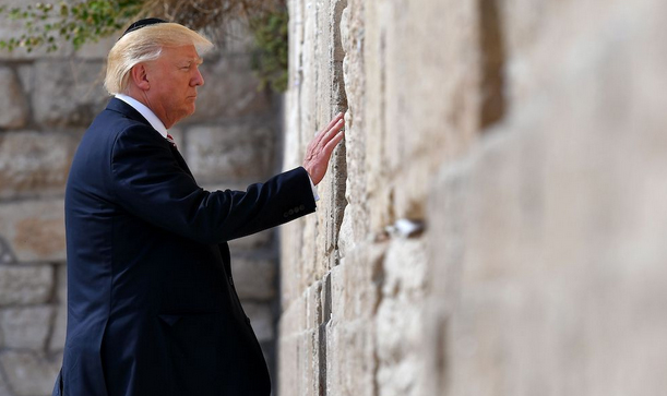 Donald Trump, Ağlama Duvarı'nda dua ederken