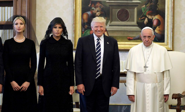 Trump, ailesiyle birlikte Papa Francis'i ziyaret ederken