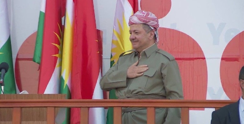 Kürdistan Başkanı Barzani, Erbil'de bağımsızlık referandumu mitinginde halkı selamlarken