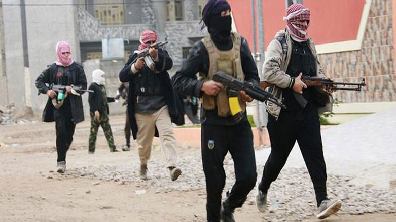 DAİŞ, asker kıyafeti giydi katliam yaptı