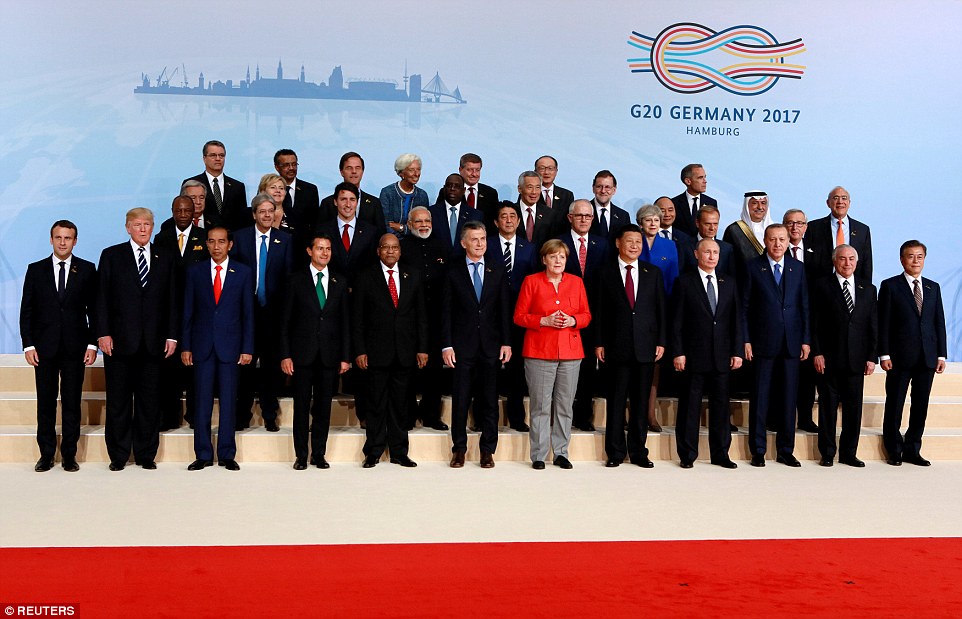 Liderler birlikte aile fotoğrafı çektirdi.